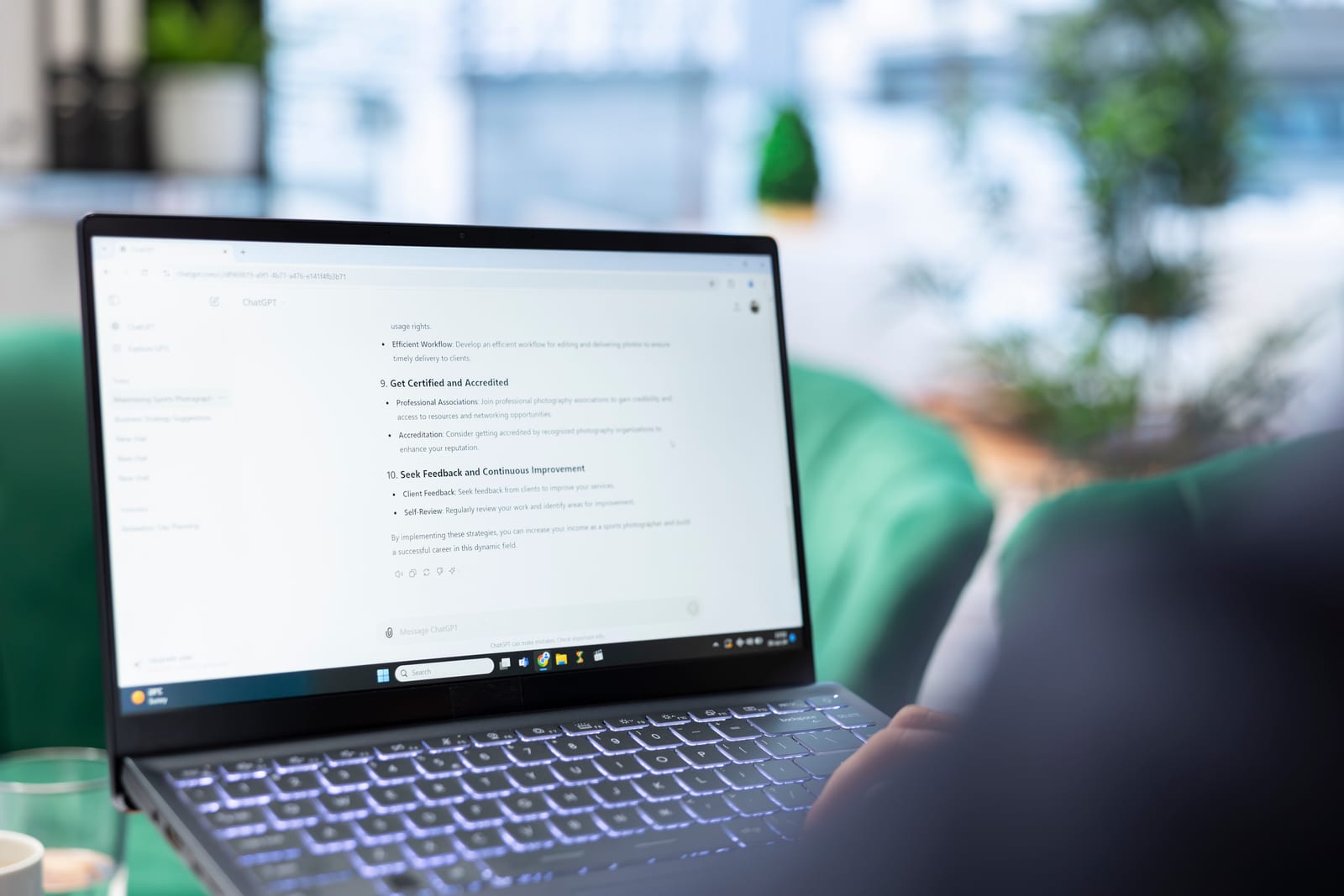 Profesional escribiendo una consulta a un chatbot de IA en su ordenador
